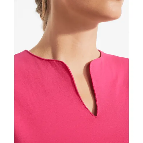 CAMISETA ENTALLADA CON ABERTURA EN V BELICE REF CA6532