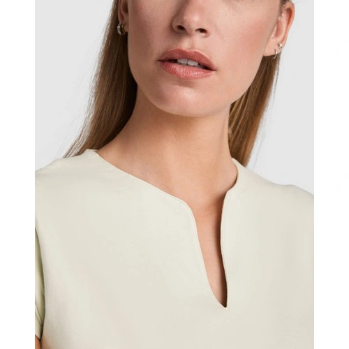 CAMISETA ENTALLADA CON ABERTURA EN V BELICE REF CA6532